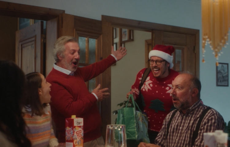 Fábio Porchat chega do Brasil para levar o Natal do Intermarché para outro nível