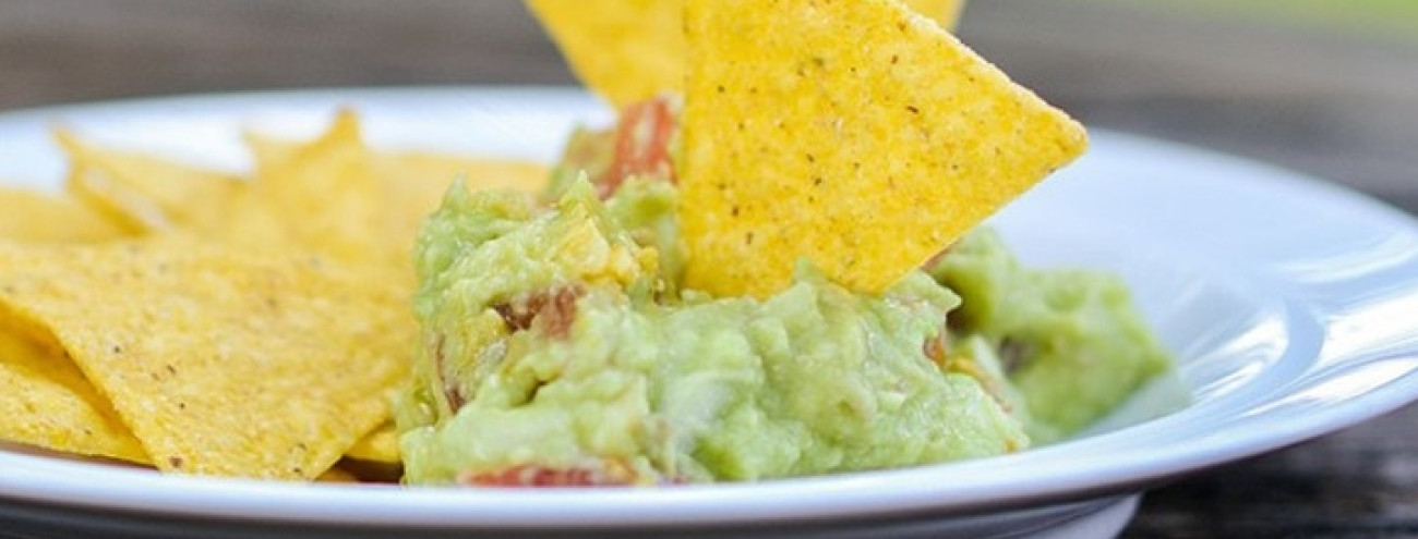 NACHOS COM GUACAMOLE
