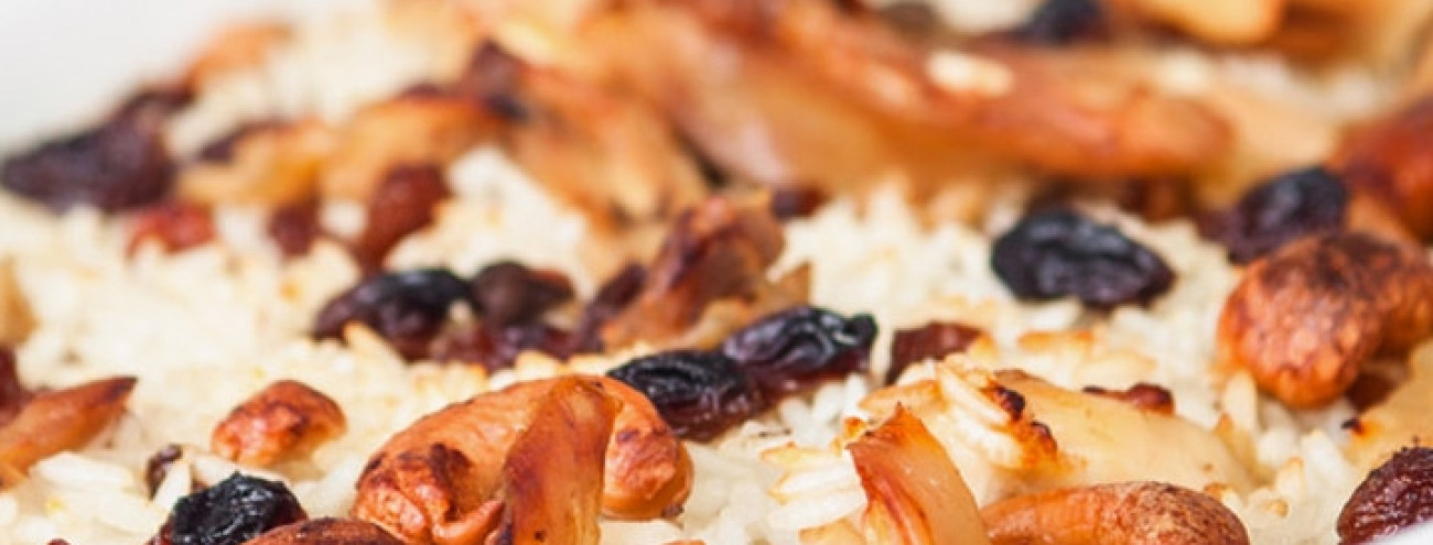 ARROZ DE FRANGO, PASSAS E CAJU NO FORNO