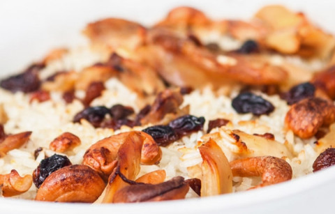 ARROZ DE FRANGO, PASSAS E CAJU NO FORNO