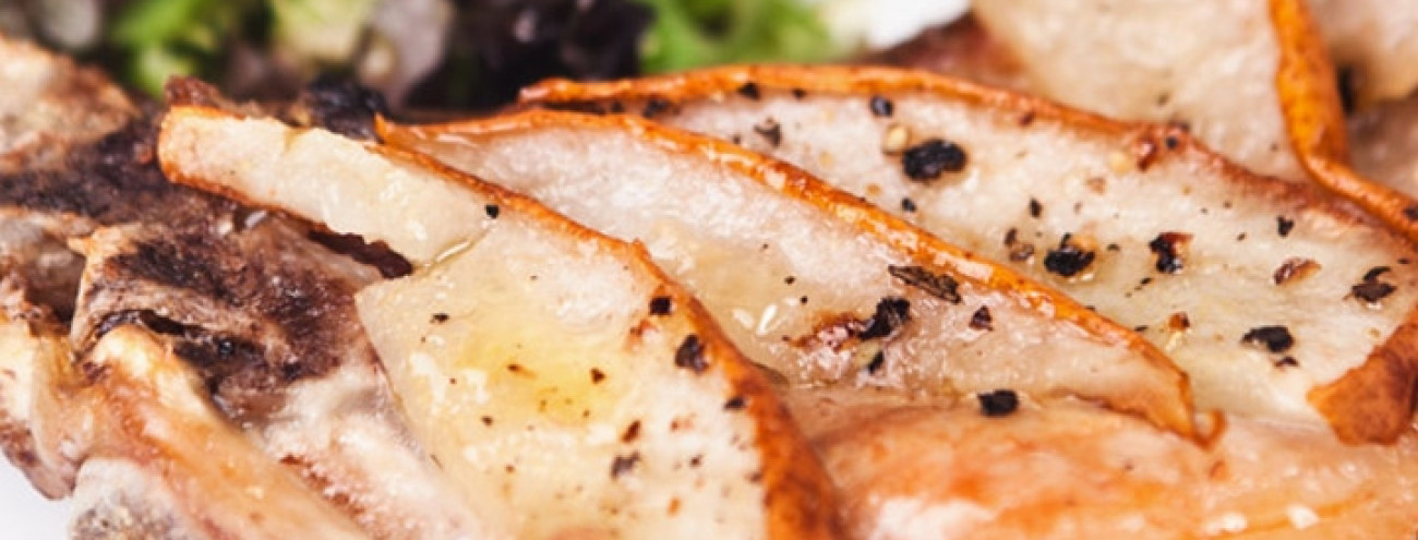 COSTELETAS DE PORCO COM PÊRA NO FORNO
