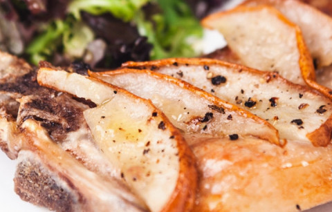 COSTELETAS DE PORCO COM PÊRA NO FORNO