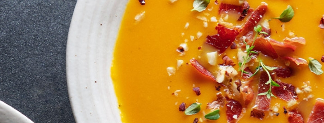 SOPA DE ABÓBORA E CASTANHAS COM AVELÃ E PRESUNTO CROCANTE
