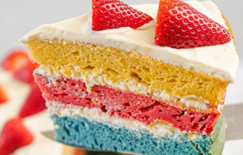 BOLO TRICOLOR PARA O DIA DA CRIANÇA, DE GELATINA