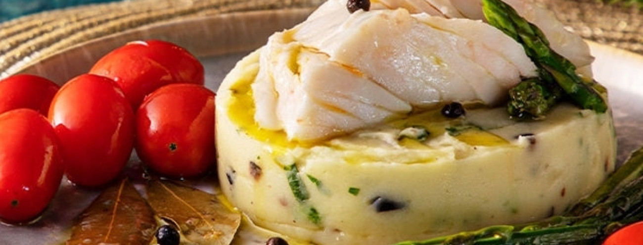 LOMBOS DE BACALHAU COM ESPARGOS, TOMATE E AZEITONAS