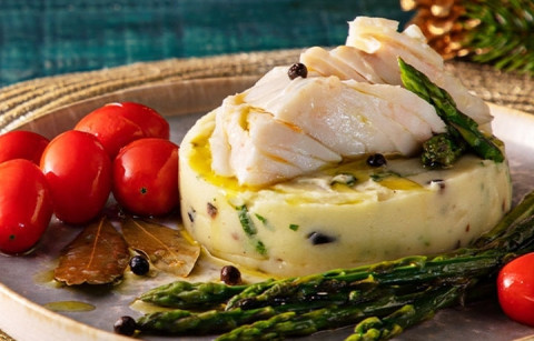LOMBOS DE BACALHAU COM ESPARGOS, TOMATE E AZEITONAS