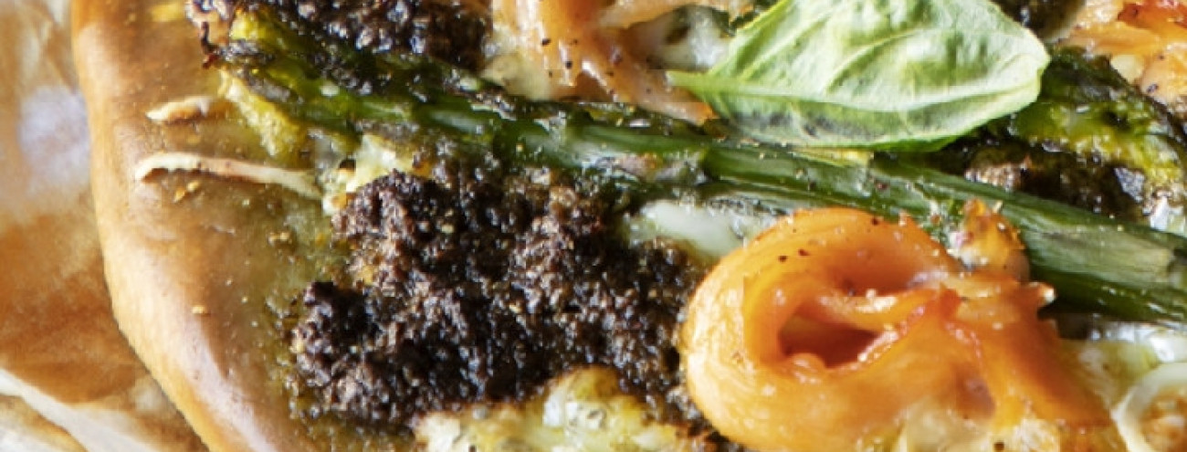 PIZZA DE SALMÃO E ESPARGOS