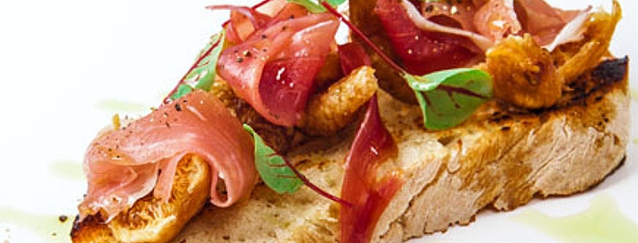 CROSTINI DE PRESUNTO E FIGOS