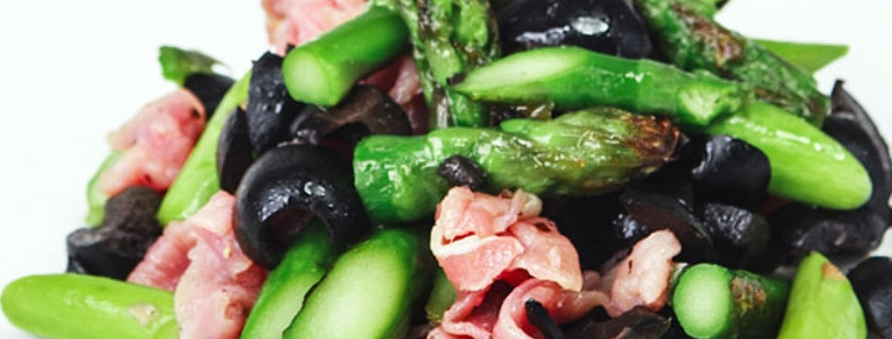 SALADA DE ESPARGOS GRELHADOS COM AZEITONAS