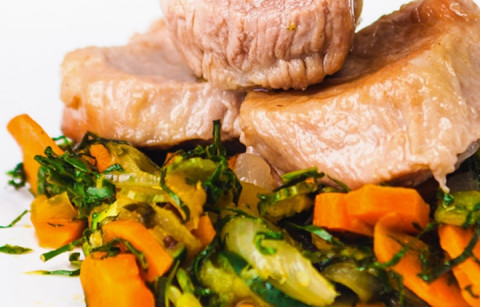 PORCO ESTUFADO EM CALDO DE VINHO BRANCO