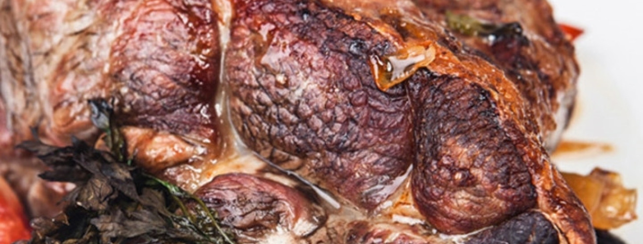 PERNA DE BORREGO COM SALSA E AGUARDENTE