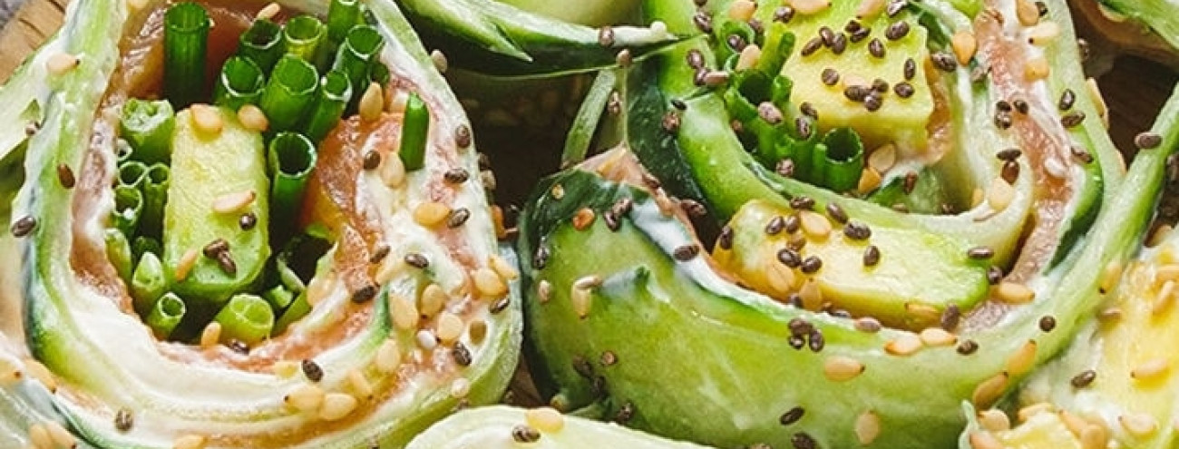 SUSHI DE PEPINO COM SALMÃO, ABACATE E SEMENTES