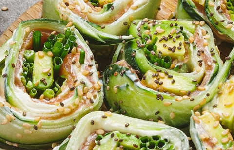 SUSHI DE PEPINO COM SALMÃO, ABACATE E SEMENTES