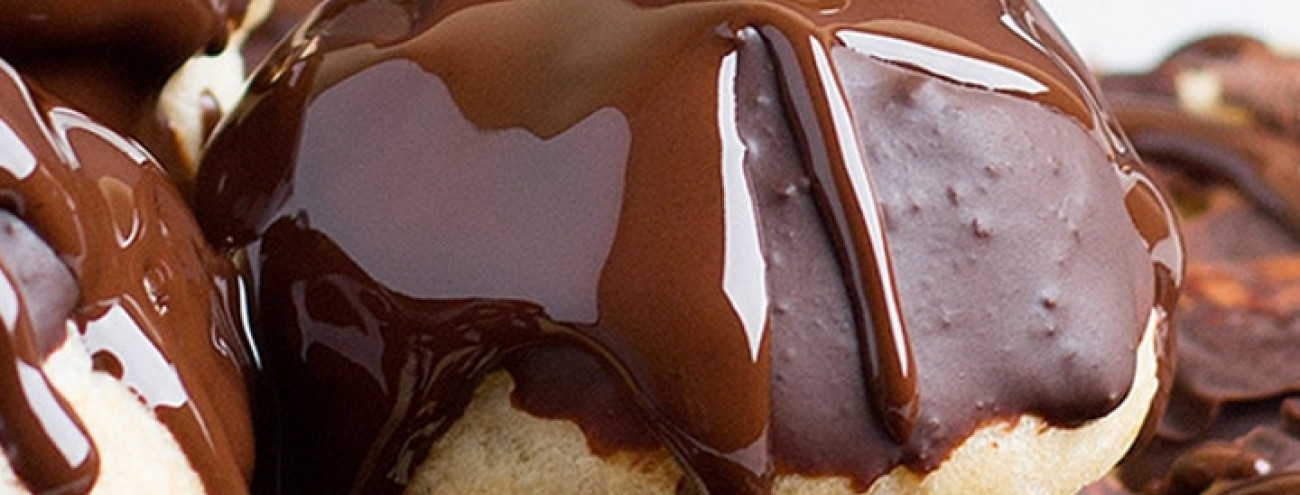 BOLO COM PROFITEROLES