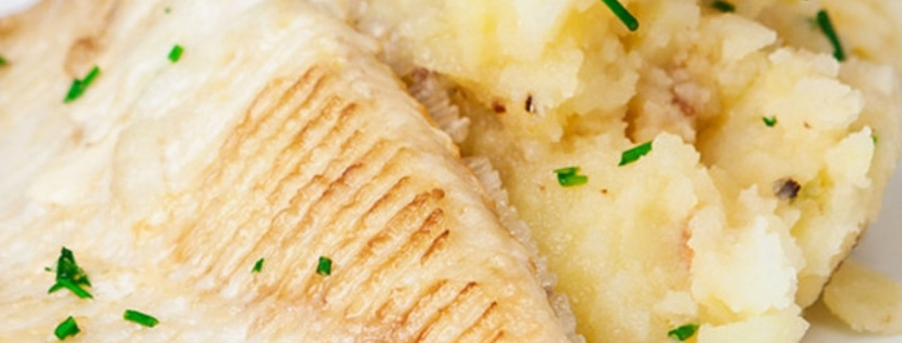 ASA DE RAIA CONFITADA COM ESMAGADA DE BATATA E ALHO