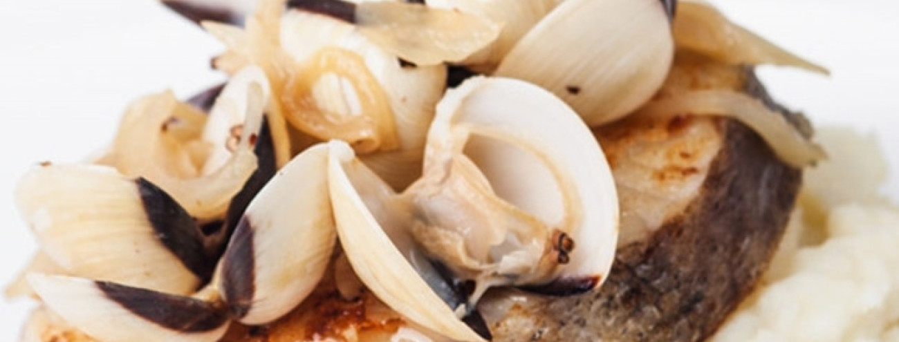 POSTA DE PESCADA COM MOLHO DE AMÊIJOAS