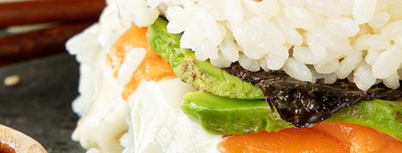 HAMBÚRGUER DE SUSHI COM SALMÃO