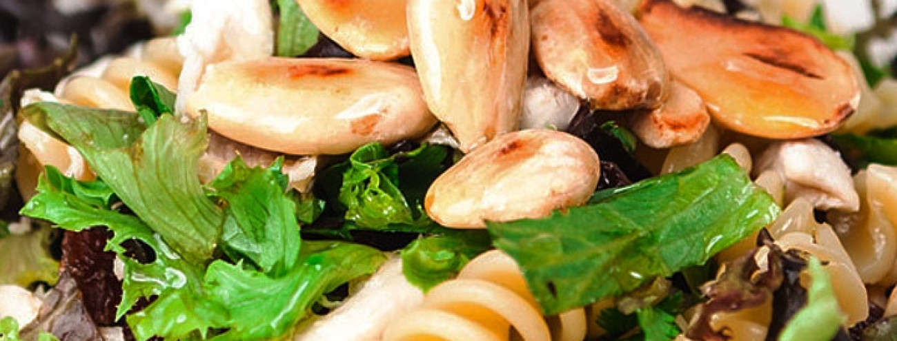 SALADA DE FRANGO COM AMÊNDOAS E PASSAS