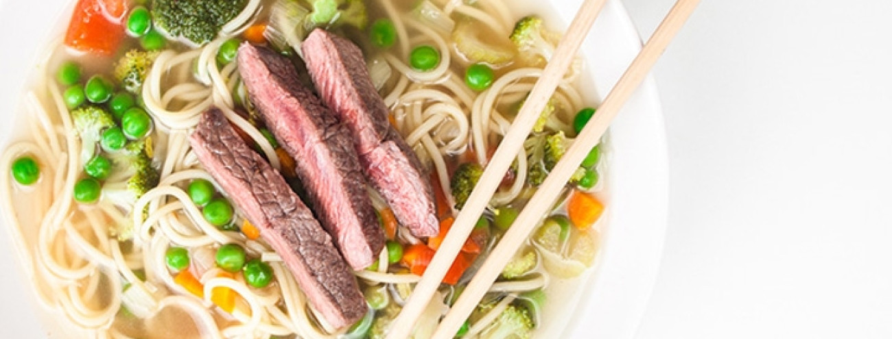 SOPA DE NOODLES E VEGETAIS