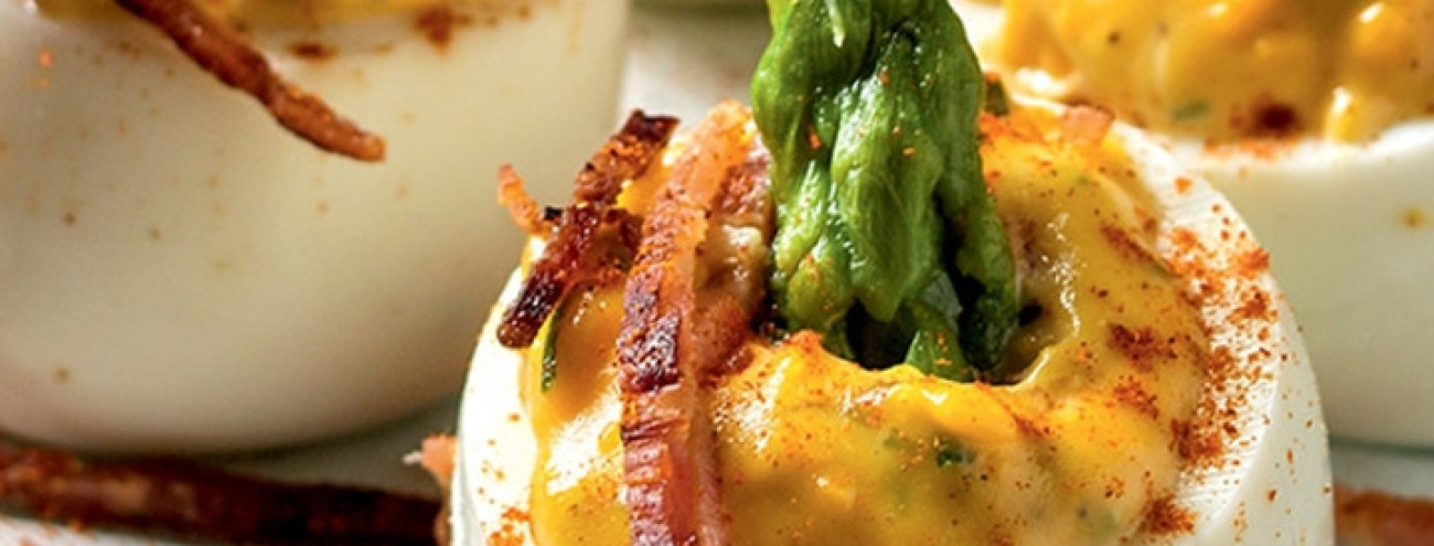 OVOS RECHEADOS COM ESPARGOS E BACON