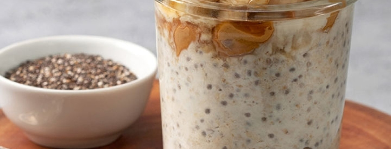 OVERNIGHT OATS COM MANTEIGA DE AMENDOIM