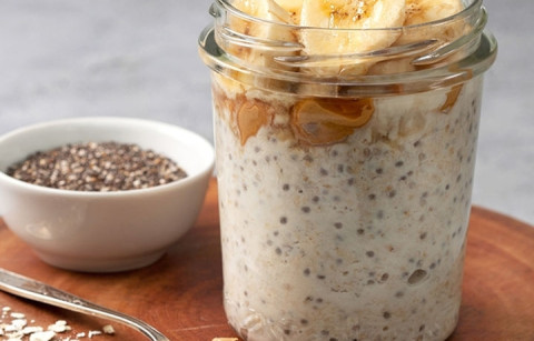 OVERNIGHT OATS COM MANTEIGA DE AMENDOIM