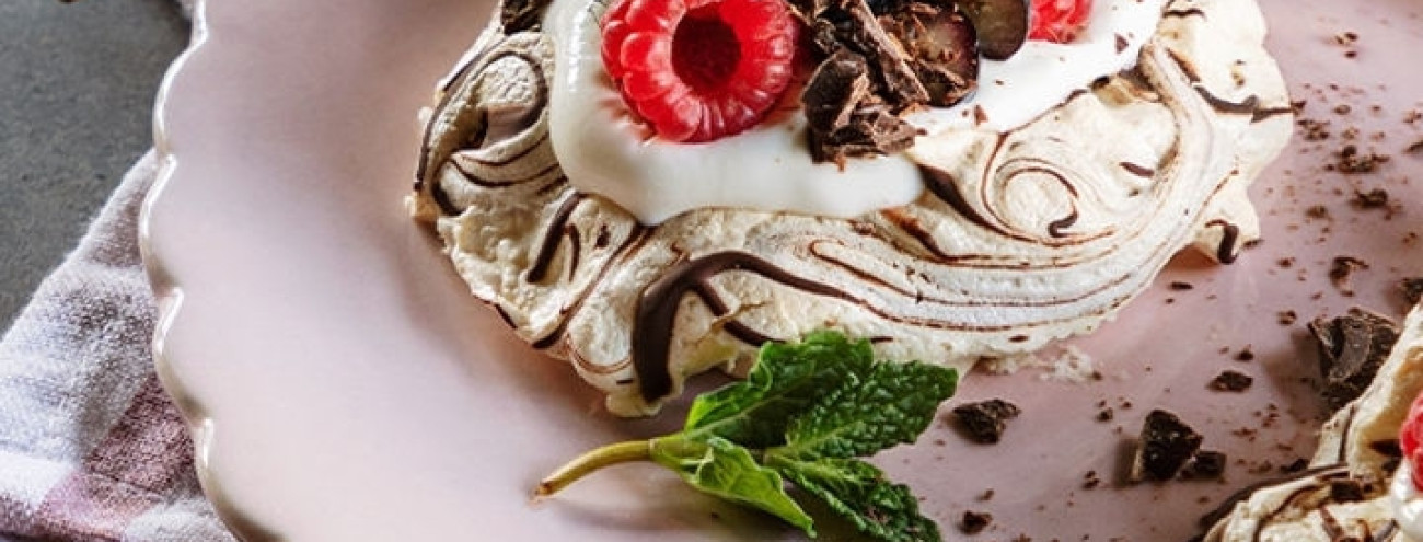 MINI-PAVLOVAS COM CHOCOLATE E FRUTOS VERMELHOS