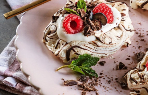 MINI-PAVLOVAS COM CHOCOLATE E FRUTOS VERMELHOS