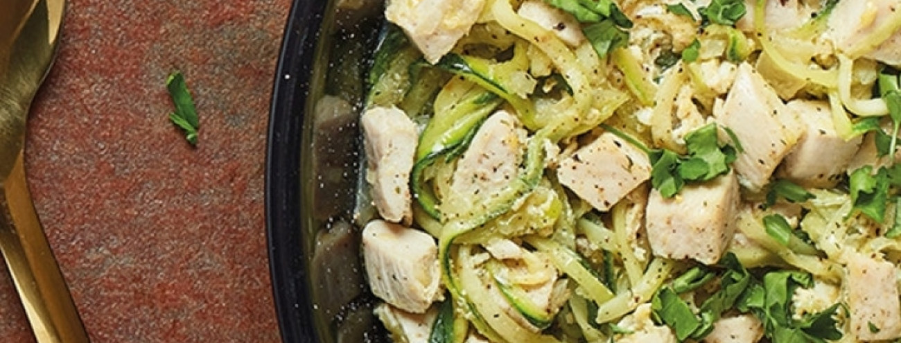 FRANGO COM CURGETE RALADA, UM À BRÁS REINVENTADO