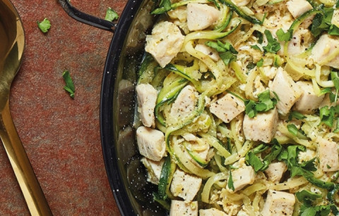 FRANGO COM CURGETE RALADA, UM À BRÁS REINVENTADO