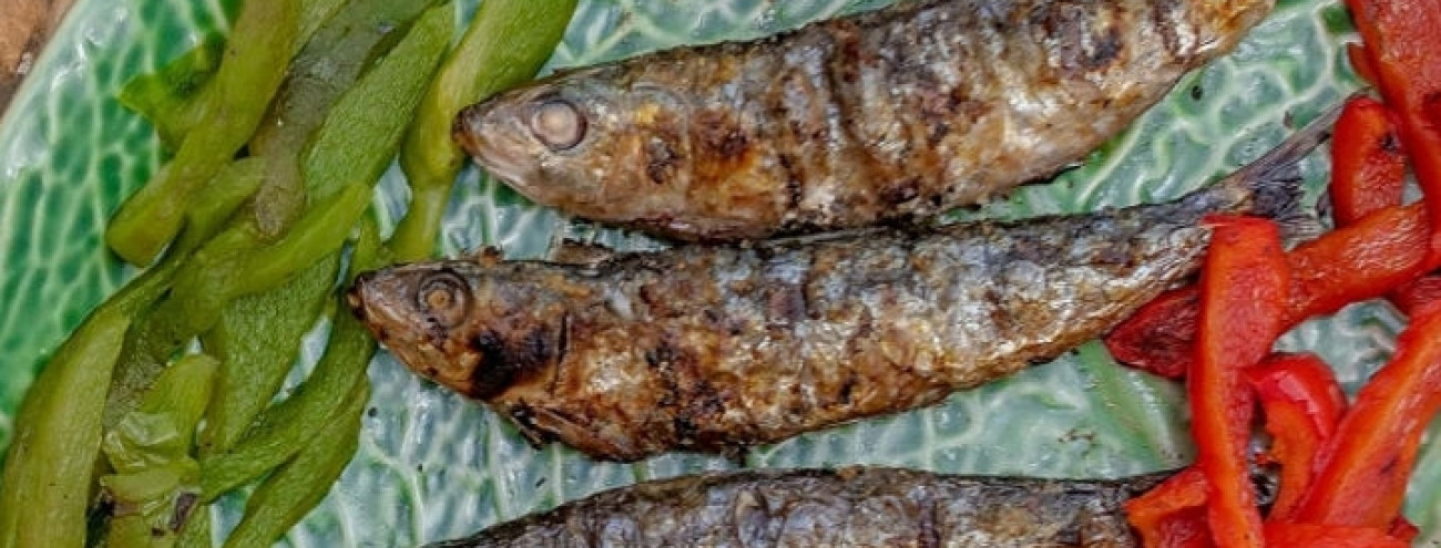 SARDINHAS ASSADAS NA BRASA COM PIMENTOS