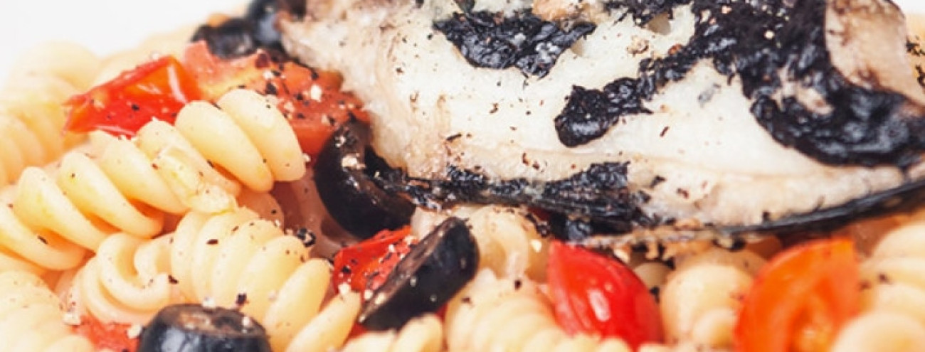 PEIXE-ESPADA COM FUSILLI DE TOMATE CHERRY E AZEITONAS
