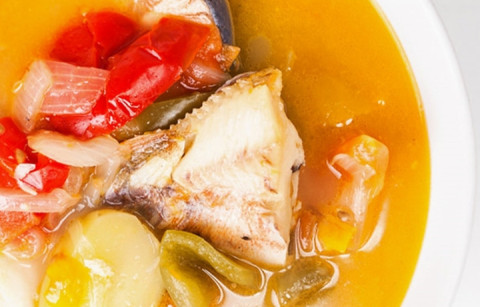 SOPA DE PEIXE COM PIMENTOS