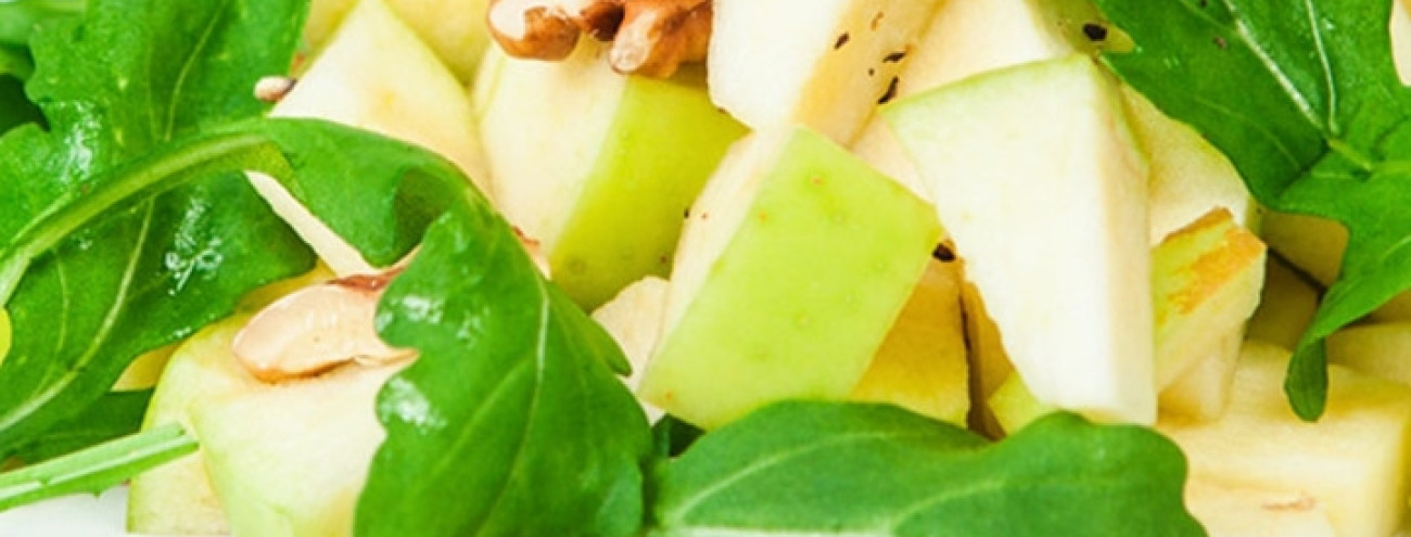 SALADA DE RÚCULA COM MAÇA VERDE E FRUTOS SECOS