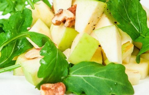 SALADA DE RÚCULA COM MAÇA VERDE E FRUTOS SECOS