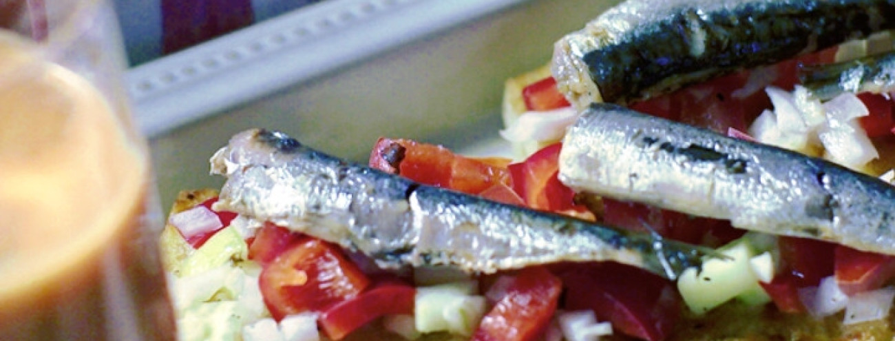 GASPACHO COM TIBORNA DE SARDINHA E SUAS OVAS