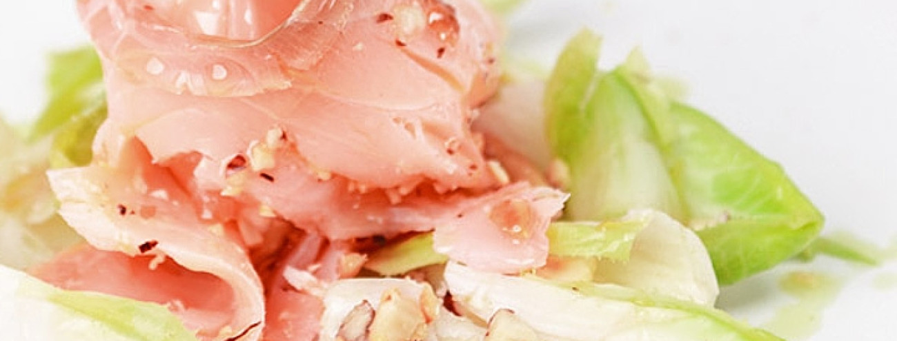 ENDÍVIAS COM SALMÃO FUMADO E FRUTOS SECOS