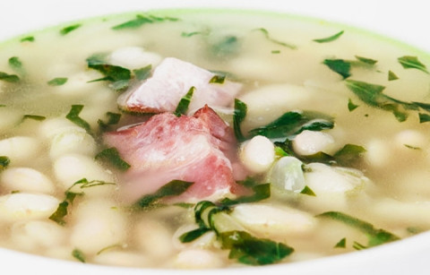 SOPA DE FEIJÃO BRANCO COM MANJERICÃO