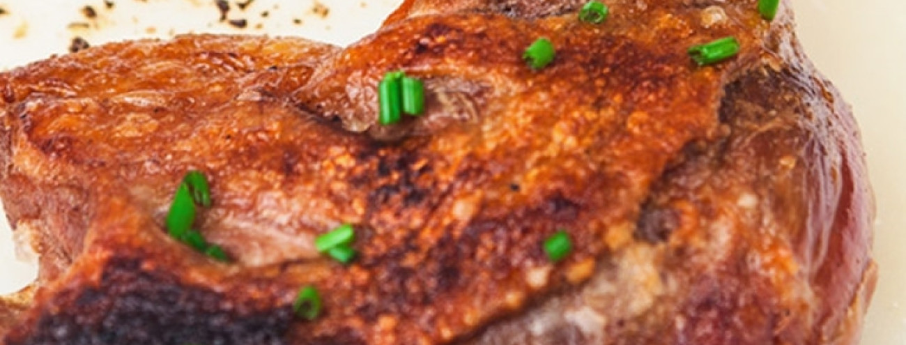 PERNA DE PATO ASSADA COM PURÉ DE COUVE FLOR