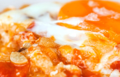 SOPA DE TOMATE COM OVO ESCALFADO E MANJERICÃO