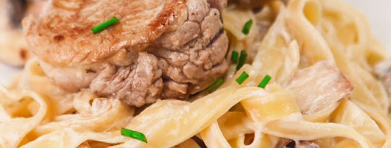 MEDALHÕES DE PORCO COM TAGLIATELLE DE COGUMELOS