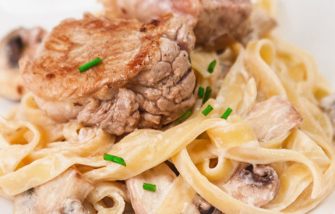 MEDALHÕES DE PORCO COM TAGLIATELLE DE COGUMELOS