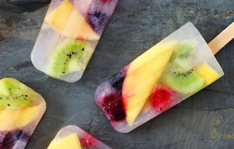 GELADO DE ÁGUA DE COCO COM FRUTA DA ÉPOCA
