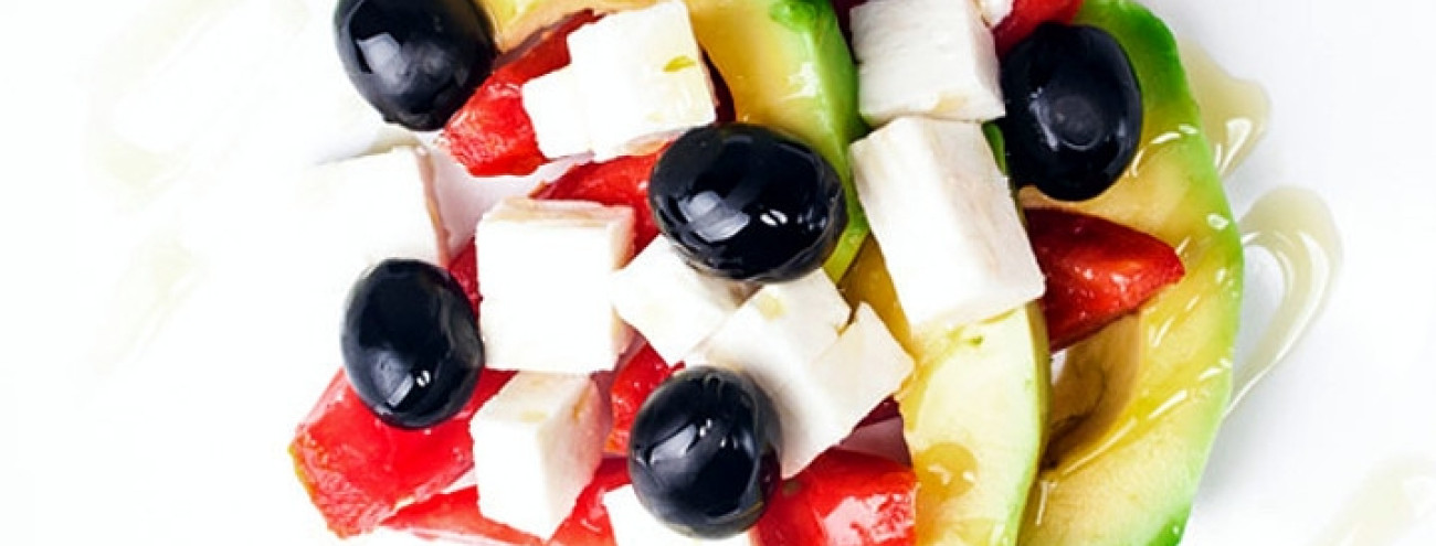 SALADA CAMPESTRE DE ABACATE, TOMATE, QUEIJO FETA E AZEITONAS