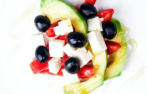 SALADA CAMPESTRE DE ABACATE, TOMATE, QUEIJO FETA E AZEITONAS
