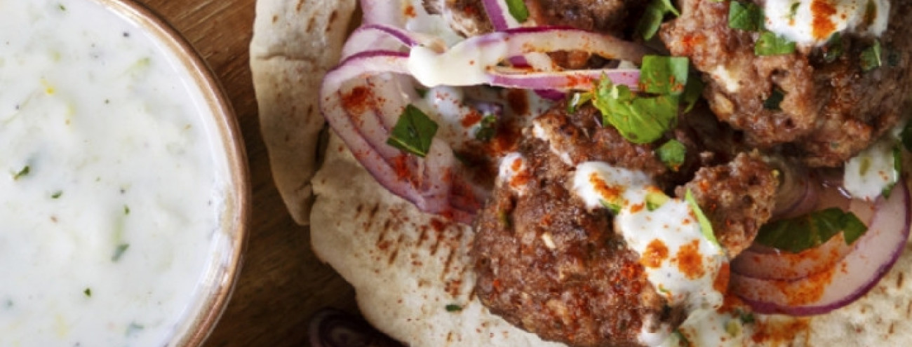 ALMÔNDEGAS DE BORREGO COM MOLHO DE IOGURTE