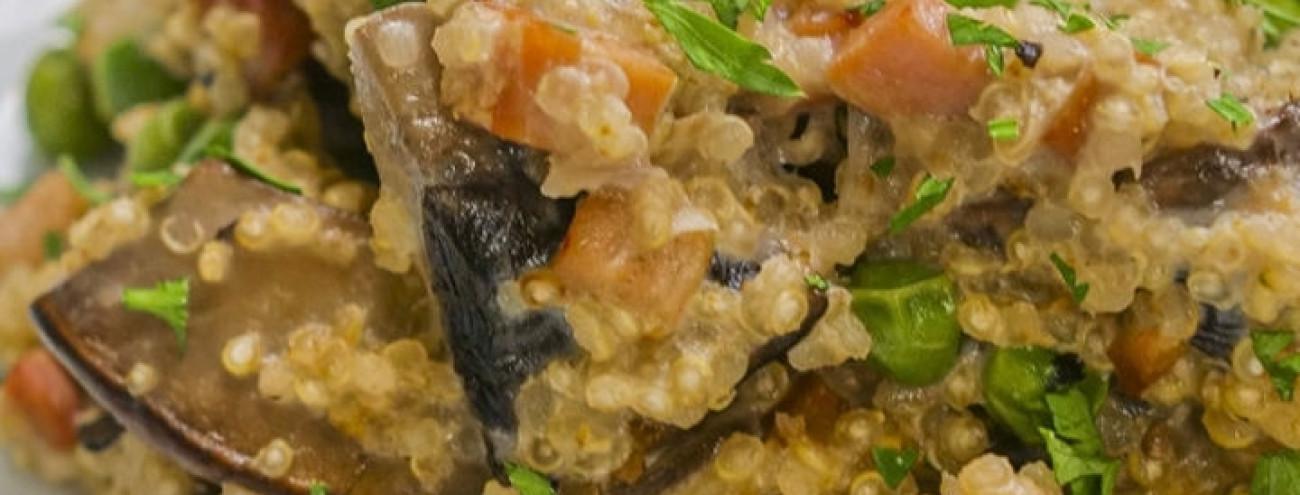 QUINOTTO DE COGUMELOS, BACON E ERVILHAS