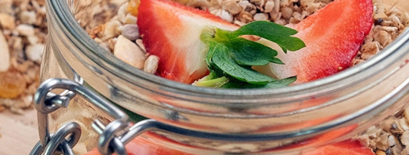 GRANOLA DE FRUTOS SECOS COM IOGURTE GREGO