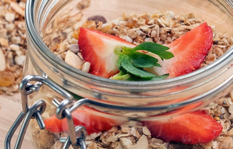 GRANOLA DE FRUTOS SECOS COM IOGURTE GREGO