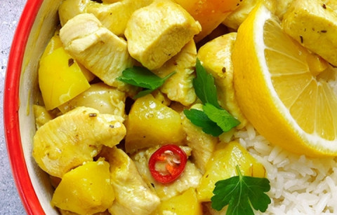 CARIL DE FRANGO COM MAÇÃ VERDE